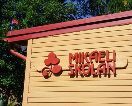 Mikaeliskolan, skylt med logga